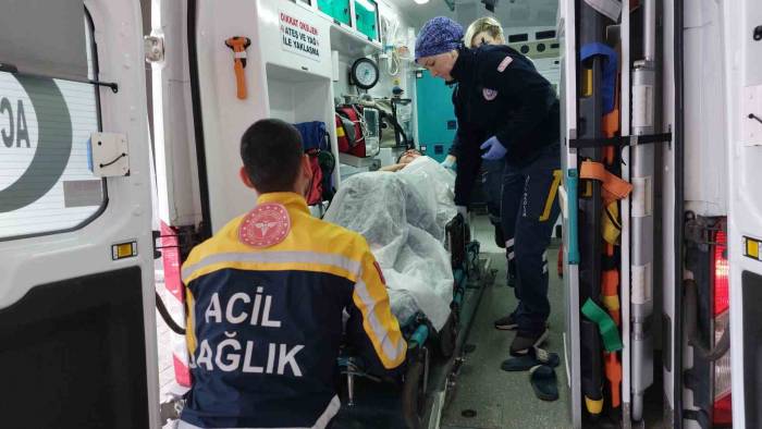 Üzerine 6. Kattan Halı Düşen 17 Yaşındaki Kız Hastanelik Oldu