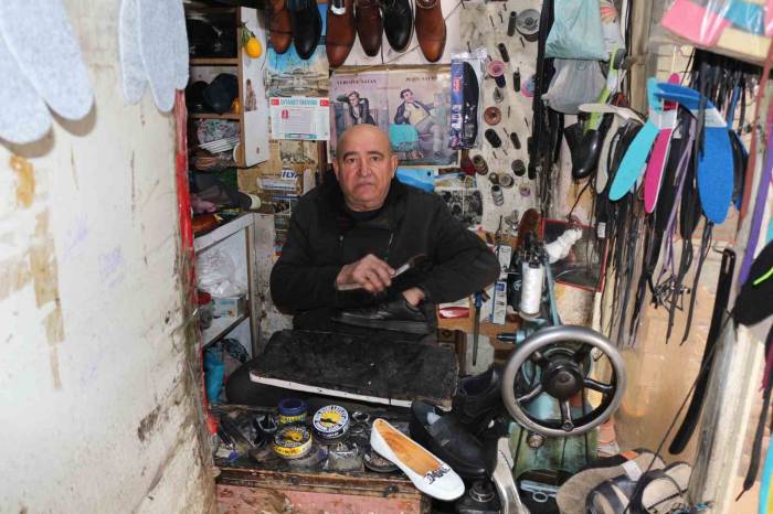 Ayakkabı Tamir Ustası 3 Metrekarede Kazandığıyla Dört Çocuk Okuttu