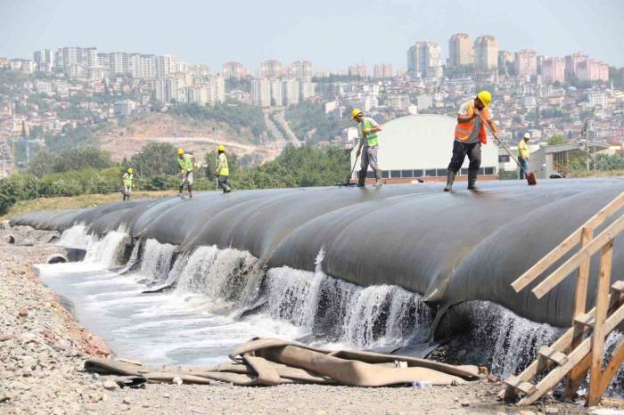 İzmit Körfezi’nden 13 Bin 500 Kamyon Dip Çamuru Çıkarıldı