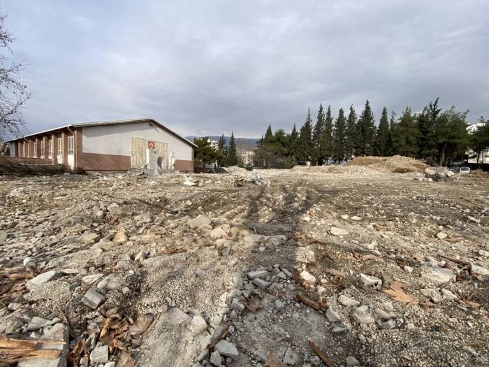 Binlerce Mezun Veren Liseden Geriye Boş Bir Arsa Kaldı