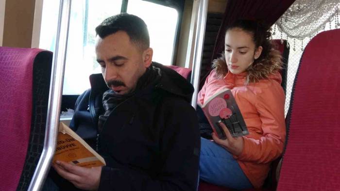 Yolcular Okusun Diye Minibüsüne Kitaplık Yaptı
