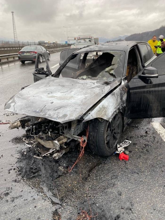 Çarpışan Otomobillerden Biri Yandı