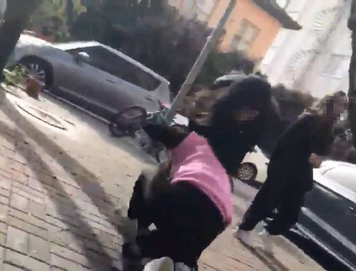 Kız Öğrenciler Arasında Saç Saça Baş Başa Kavga