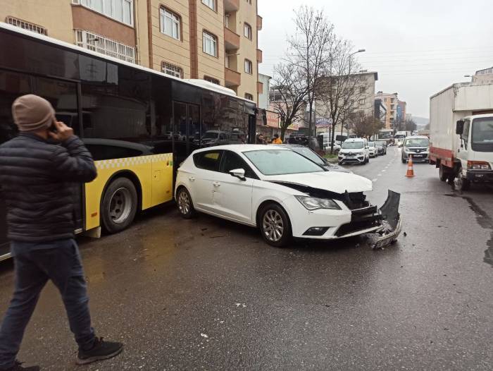 Ataşehir’de İett Otobüsü 4 Araca Çarptı