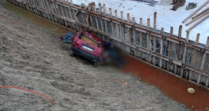 Otomobil, Viyadük İnşaat Temeline Uçtu: 3 Ölü