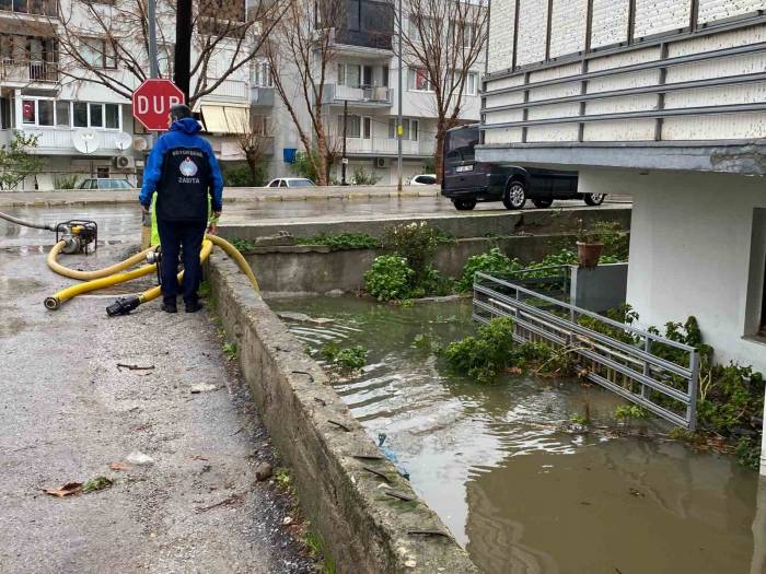 Ayvalık’ta Şiddetli Yağış Hayatı Olumsuz Etkiledi