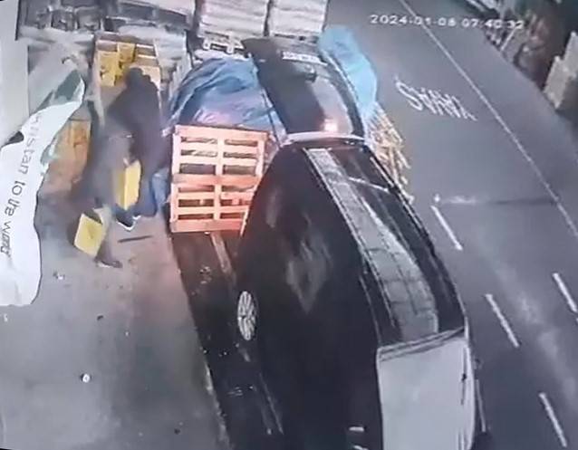 İstanbul’da Toptancıdan Yağ Çalan Hırsızlar Kamerada