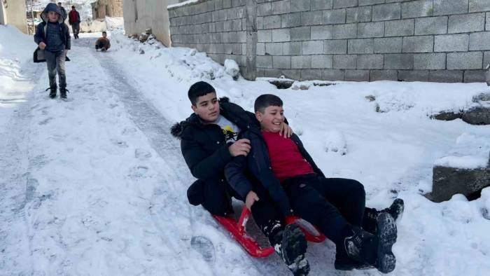 Tatvan’da Çocukların Kızak Keyfi