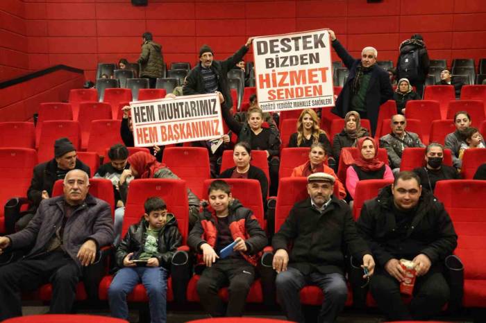 Elazığ Merkezin Tek Kadın Muhtarı Öncü Oldu, Mahalle Sakinleri Sinemada Buluştu