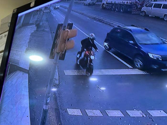 Eyüpsultan’da Motosikletli Şahıslar, Otomobile Ateş Açtı