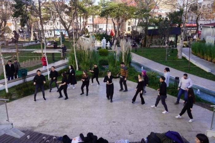 Gençlerin Tiyatro Gösterisi Büyük Beğeni Topladı