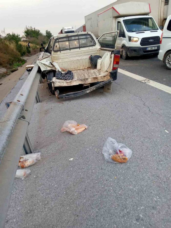 Hatay’da Can Pazarı: Tırla Çarpışan Pikabın Kasasından Yola Savruldular