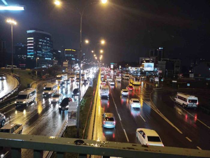 İstanbul’da Akşam Saatlerinde Trafik Yoğunluğu Yaşandı