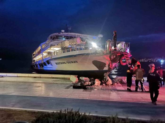 İzmir’de Vapur Karaya Çarptı, Yolcular Büyük Panik Yaşadı
