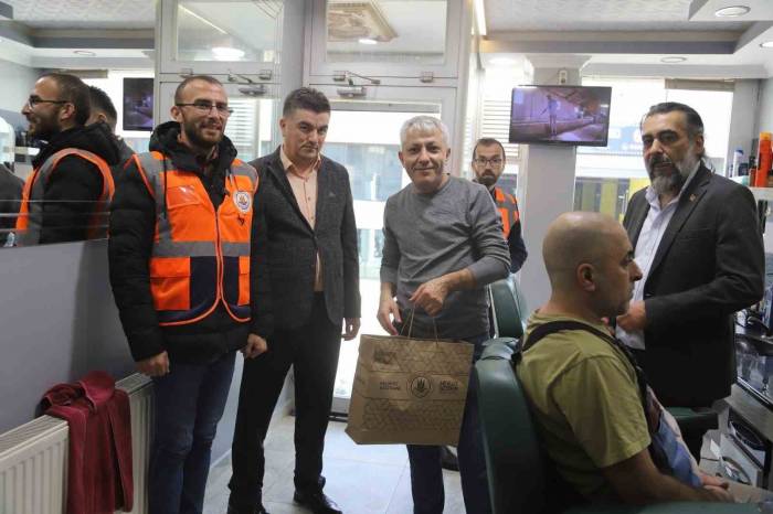 Kağıthane’de Kuaför Ve Berberlere Hediye Seti Dağıtıldı