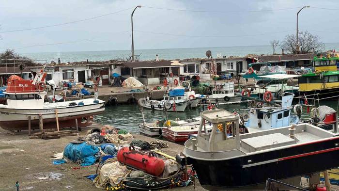 Balıkçı Tekneleri Deniz Suyunun Soğumasını Bekliyor