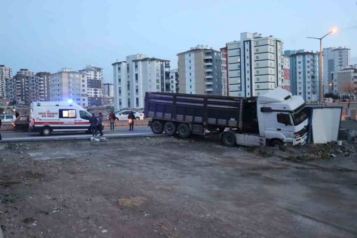 Kayseri’de Faciadan Dönüldü: Yoldan Çıkan Tır Konteynıra Girdi