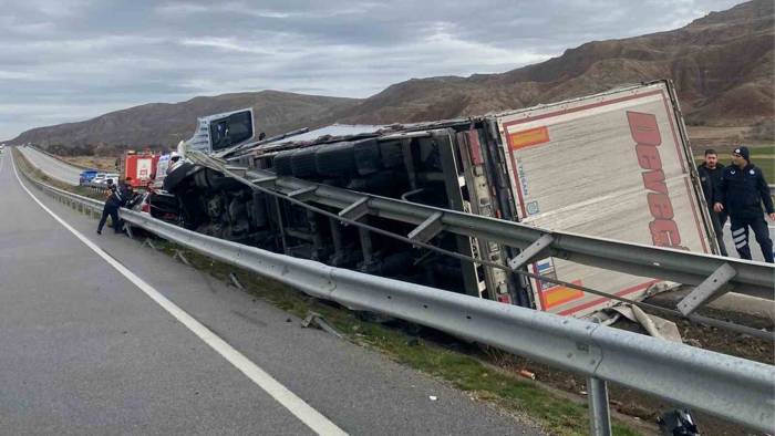 Kırıkkale’de Tır İle Otomobil Çarpıştı: 3 Yaralı
