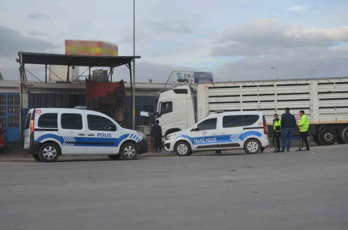 Tamir Ettiği Tırın Kabininin Altında Kalan Usta Hayatını Kaybetti