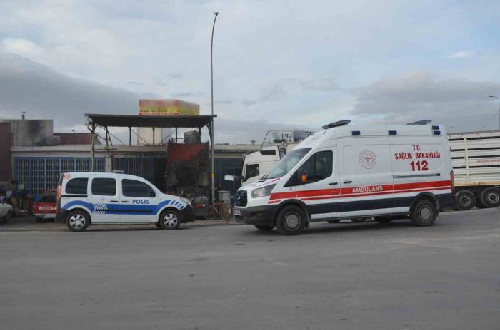 Tamir Ettiği Tırın Kabininin Altında Kalan Usta Ağır Yaralandı