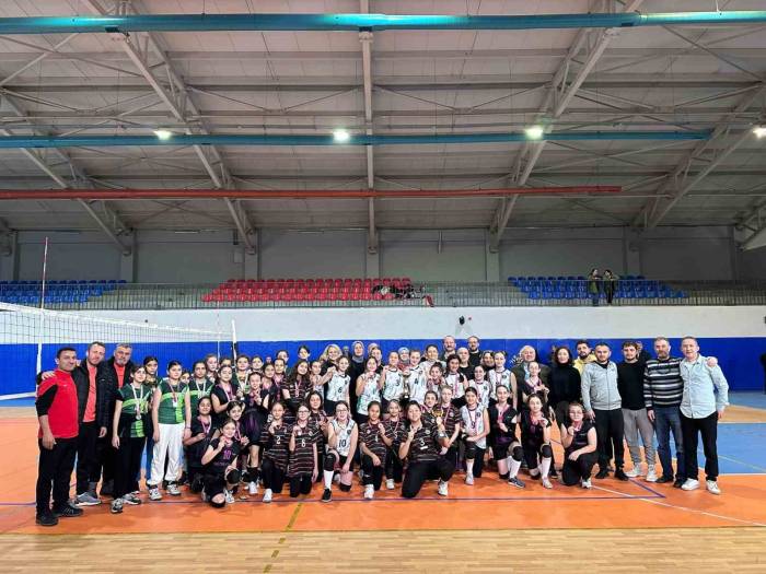 Şampiyon Hürriyet Ortaokulu Oldu