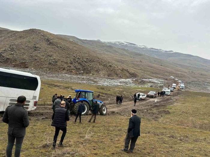 İstanbul’dan Cenaze Getiren Otobüs Çamurlu Yola Saplandı