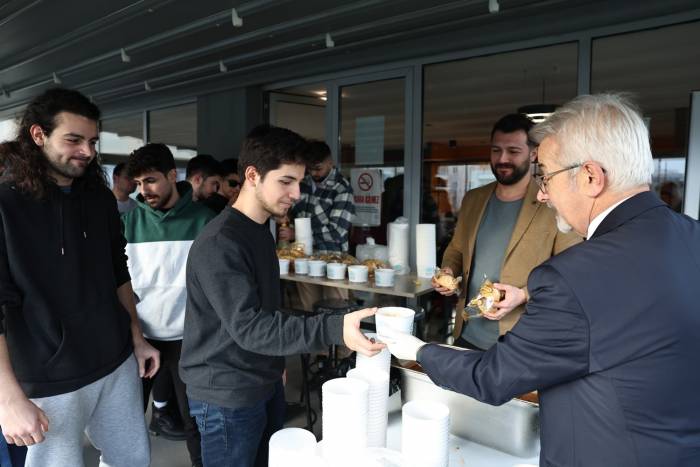 Başkan Erdem’den Öğrencilere Çorba İkramı