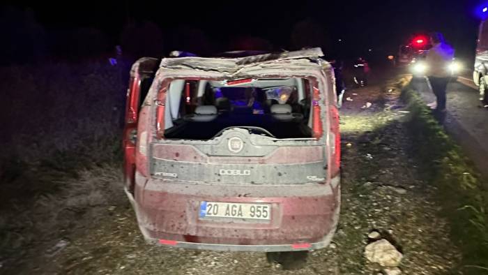 Uşak’ta Hafif Ticari Araç İle Minibüsün Çarpışması Sonucu 3 Kişi Yaralandı