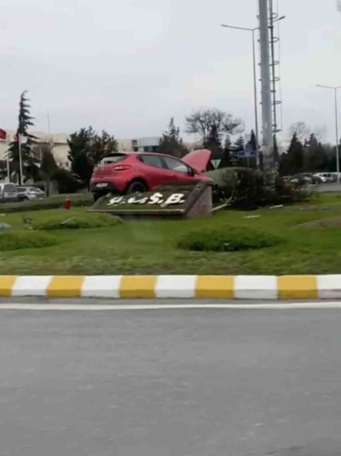 Kamyonet İle Çarpışan Otomobil Dönel Kavşağa Uçtu: 1 Yaralı