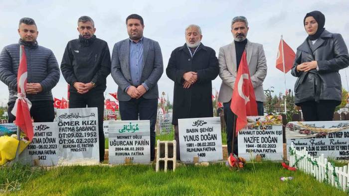 Depremde Hayatını Kaybeden Gazeteciler Mezarları Başında Anıldı