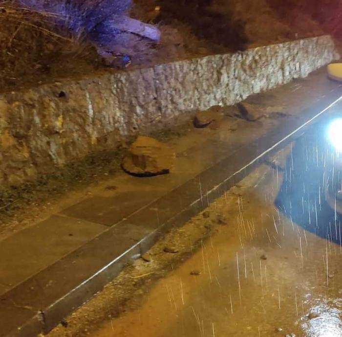 Nallıhan’da Yağış Sonrası Yola Düşen Kayalar Paniğe Sebep Oldu