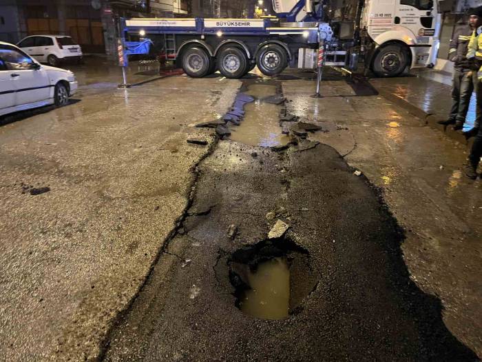 Ankara’da Yağmur Nedeniyle Yol Çöktü, Çöp Kamyonu Askıda Kaldı