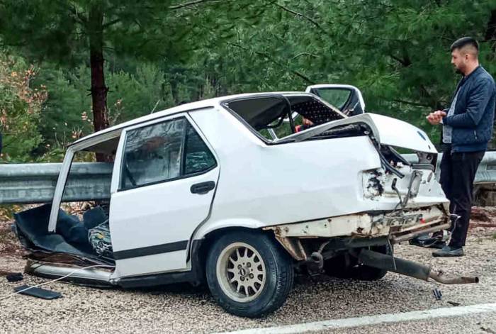 Tırla Çarpışan Tofaş Ortadan İkiye Ayrıldı: 1’i Ağır 2 Yaralı