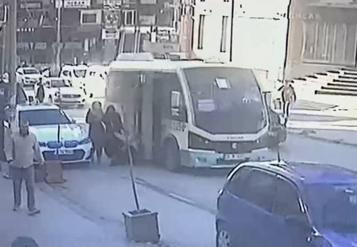 Minibüsten İnen Çocuğa Aracın Kapısı Çarptı