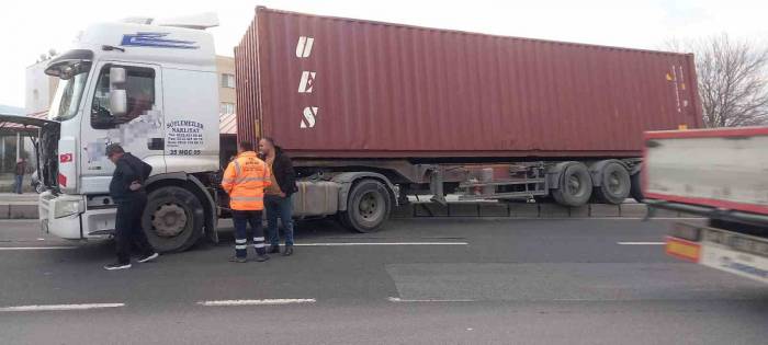 Araca Çarpmamak İçin Manevra Yapan Tır, Refüje Çıkıp Karşı Şeride Geçti