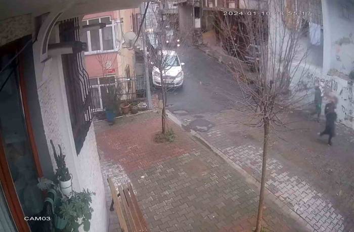 İstanbul’da Faciadan Dönülen Anlar Kamerada: Balkon Bir Anda Çöktü, Vatandaşlar Dakikalarla Kurtuldu