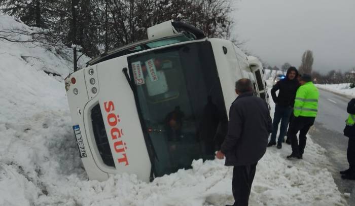 Bilecik’te İşçi Servisi Devrildi, 1 Kişi Yaralandı