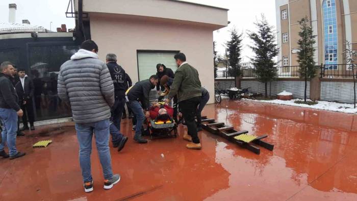Kafe Çalışanı Çatıya Çıkmak İçin Kullandığı Merdivenden Düştü