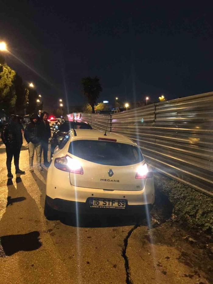 Bursa’da Yağış Sonrası Yol Çöktü : 4 Araç Hasar Gördü