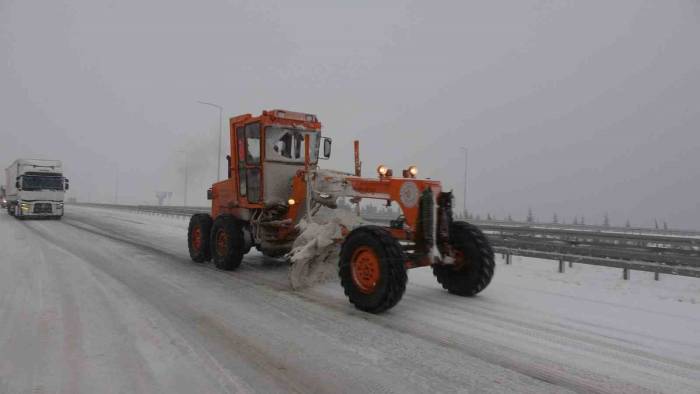 Çanakkale’de Kar Yağışı Ulaşımı Güçleştiriyor: 46 Köy Yolu Kapandı