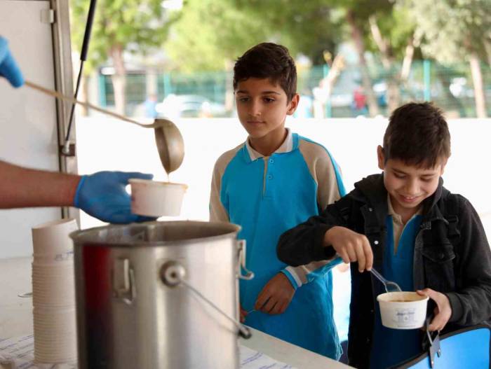 Didim Belediyesi Soğuk Günlerde Öğrencilerin İçini Isıttı
