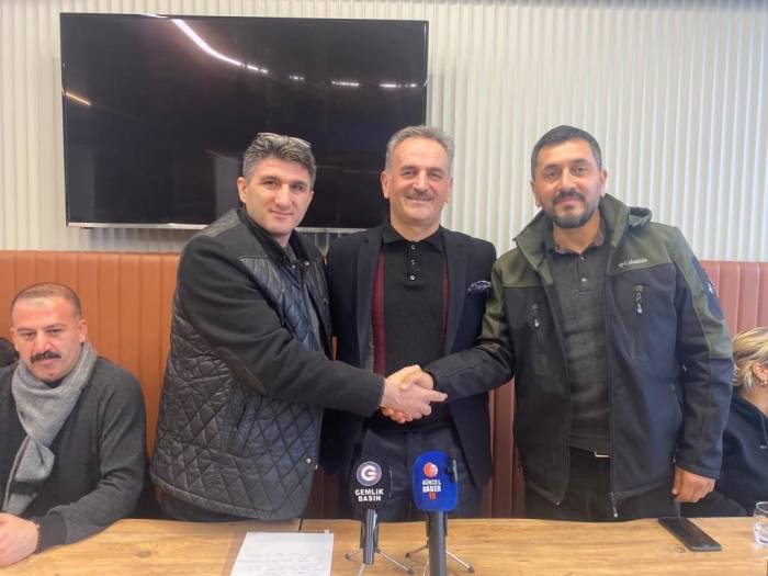 Gemlik Romanlar Dernek Başkanı Ve Ferhat Işık Kucaklaştı