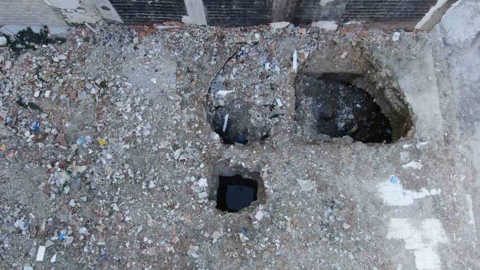 Enkazı Kaldırılan Binanın Temelinde Obruk Oluştu