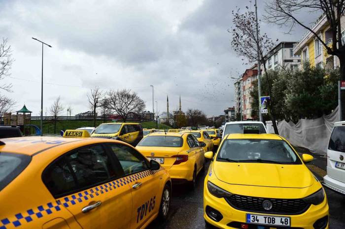 İstanbul’daki Taksiciler Taksimetrelerini Güncellemeye Başladı