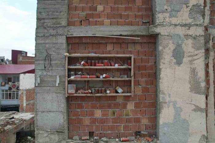 Bina Yıkıldı, Kavanozlar 11 Aydır Yerinde Duruyor