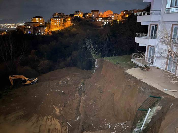 İnşaat Alanında Toprak Kayması: 1 Bina Boşaltıldı