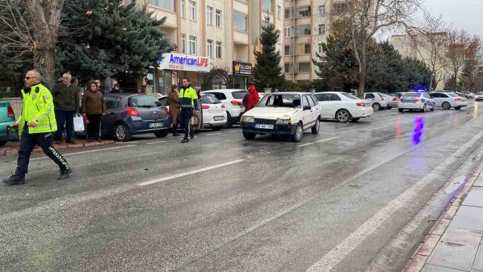 Otomobilin Çarptığı Çocuk Yaralandı, Üşümesin Diye Vatandaşlar Üzerine Ceket Örttü