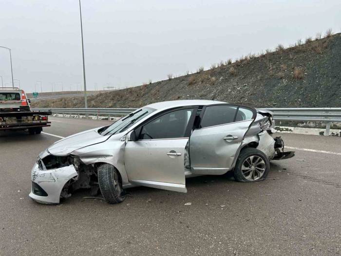 Konya’da Bariyere Çarpan Otomobilin Sürücüsü Ağır Yaralandı