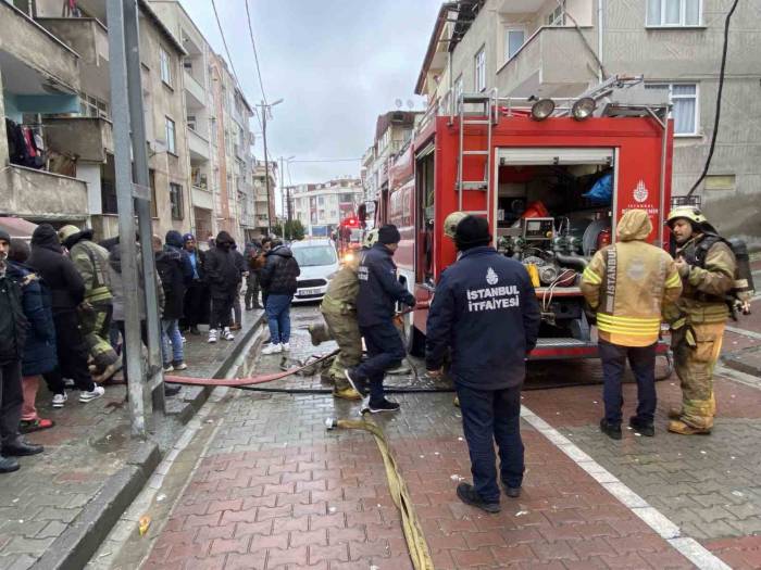 Küçükçekmece’de 6 Katlı Binada Yangın Çıktı, 2 Kişi Dumandan Etkilendi