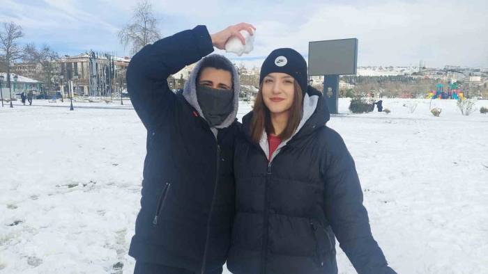 Kartopu Savaşı Yaparak Vali’ye Seslendiler: "1 Gün Daha Tatil İstiyoruz"